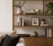 Estante decorada com livros, vasos e textura natural em ambiente acolhedor